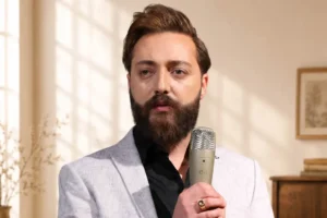 استاد محمدرضا داودی مدیر مسئول و مدرس آواز و صداسازی و تار و سه تار و تئوری موسیقی و تحلیل ردیف موسیقی ایرانی در در آموزشگاه موسیقی سرودمهر میدان انقلاب